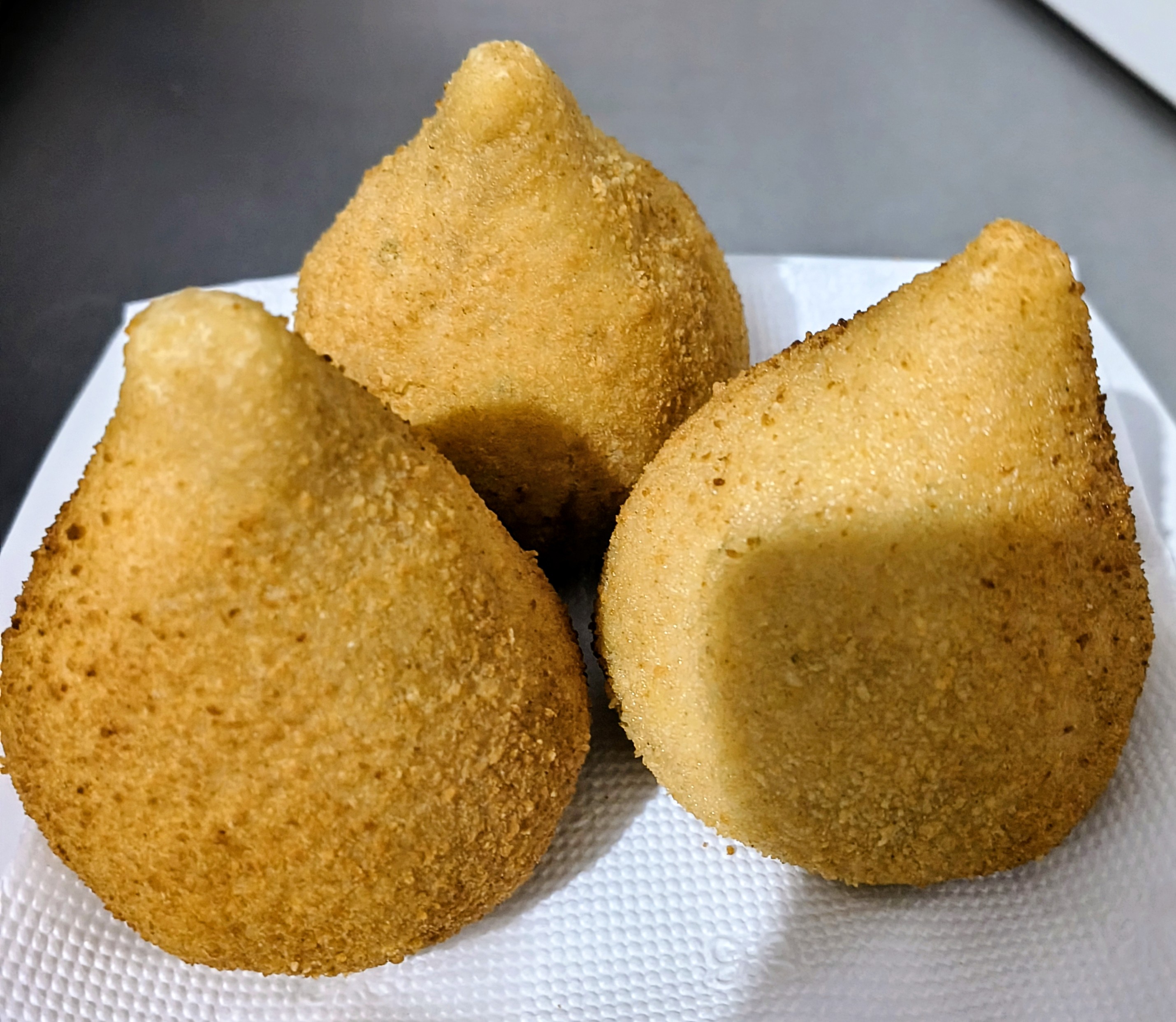 Mini bolo vulcão , chocolate e cenoura temos também combos de salgados mais refri